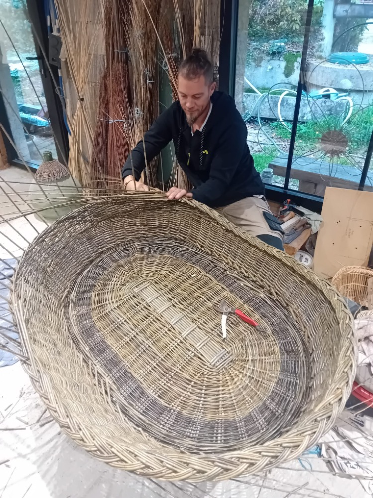 Dimitri avec un grand panier en osier