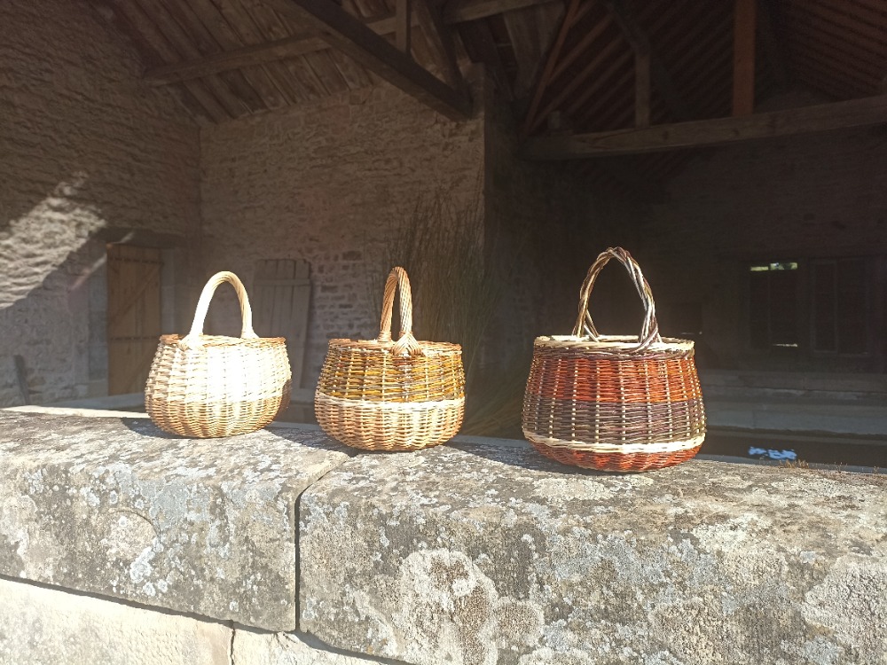 Trois paniers en osier tressés à la main